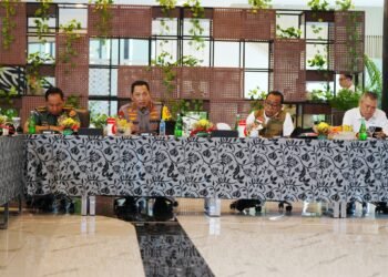 Kapolri dan Jajaran Tinjau Pelabuhan Merak, Bagikan Bingkisan untuk Pemudik dan Petugas