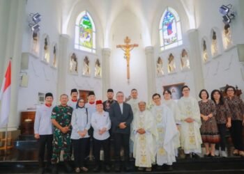 Benyamin Davnie Hadiri HUT ke-13 Paroki Alam Sutera