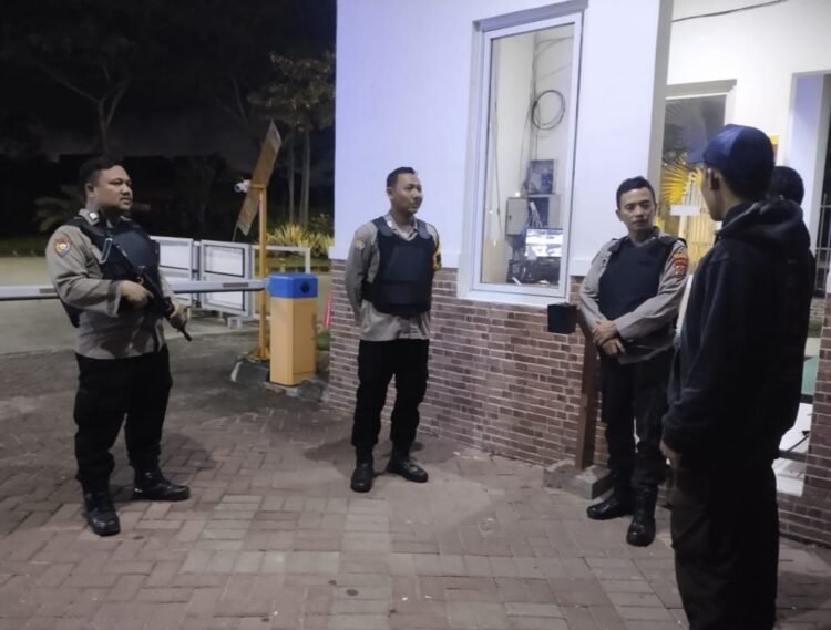 Bhabinkamtibmas Kelurahan Cibeber Ajak Warga Aktifkan Ronda Siskamling