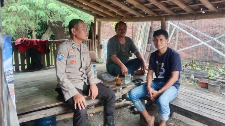 Kanit Binmas Polsek Cibadak laksanakan Sambang dan Patroli ke Desa Kaduagung Timur.