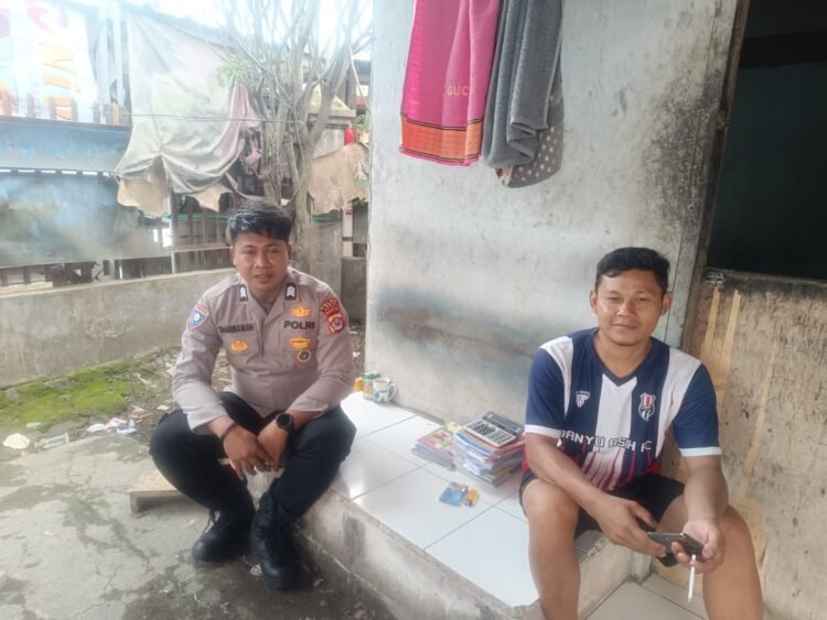 Anggota Polsek Cibadak laksanakan Sambang dan Patroli di Desa Kaduagung Timur.