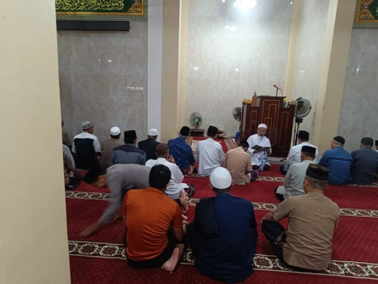 Kapolsek Cibadak Polres Lebak Laksanakan Giat Sholat Subuh Keliling.