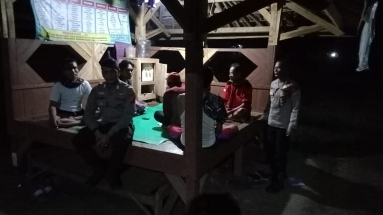 Anggota Polsek Cibadak laksanakan Sambang dan Patroli di Desa Asem.