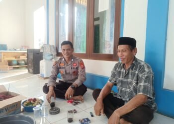 Anggota Polsek Cibadak laksanakan Sambang dan Patroli di Desa Mekar Agung.