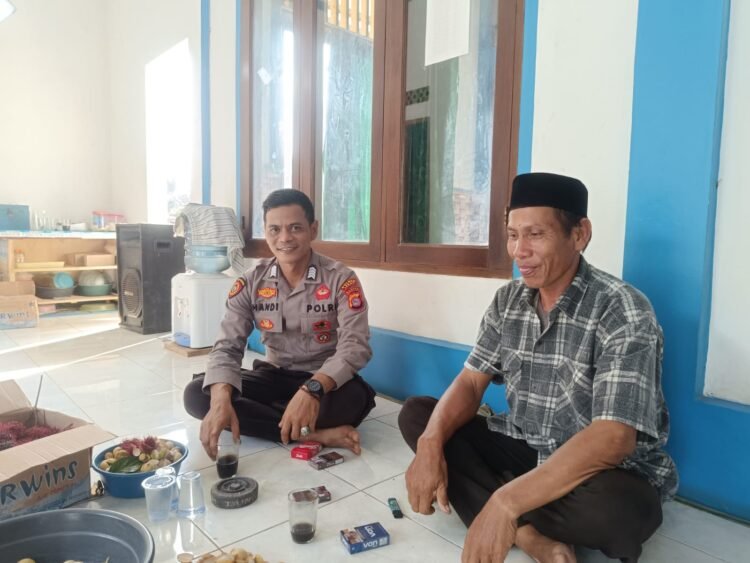 Anggota Polsek Cibadak laksanakan Sambang dan Patroli di Desa Mekar Agung.