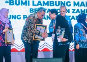 Hari Pers Nasional 2025, Walikota Tangsel Benyamin Davnie Terima Penghargaan PIN Emas dari PWI Pusat