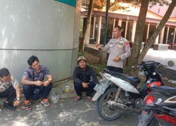 Kanit Binmas Polsek Cibadak laksanakan Sambang dan Kunjungan di Plaza Lebak Desa Kaduagung Timur.