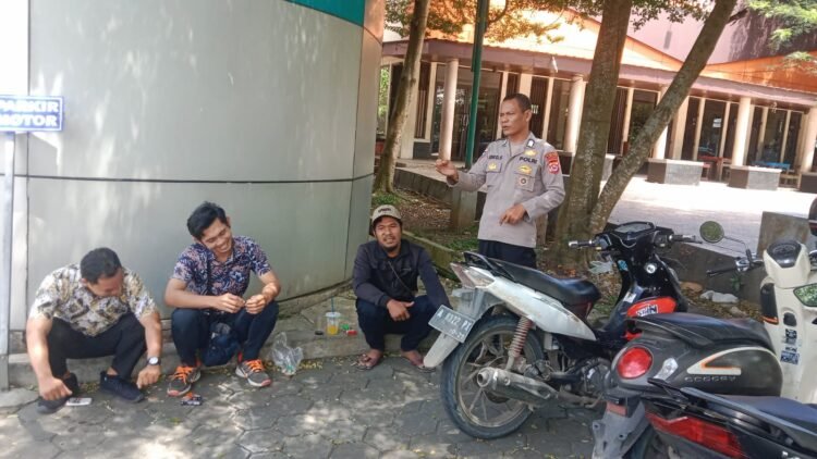 Kanit Binmas Polsek Cibadak laksanakan Sambang dan Kunjungan di Plaza Lebak Desa Kaduagung Timur.