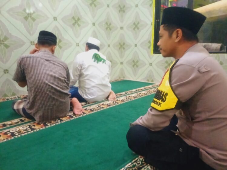 Polsek Cibadak Polres Lebak Laksanakan Giat Sholat Subuh Keliling.