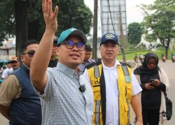 Pilar Saga Ichsan Bersama Kepala Dinas SDABMBK Kembali Tertibkan Kabel Fiber Optik Semrawut di Tangsel