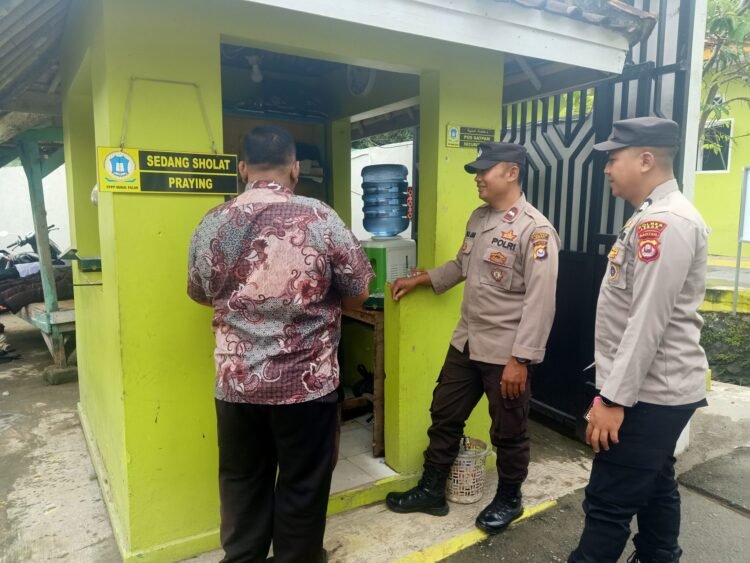 Anggota Polsek Cibadak laksanakan Sambang dan kunjungan ke Desa Kaduagung Timur.