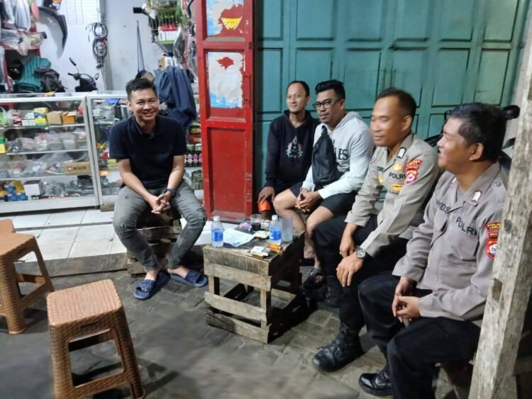 Anggota Polsek Cibadak laksanakan Sambang dan Patroli dialogis di Desa Kaduagung Barat.