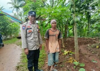 Anggota Polsek Cileles Polres Lebak sambangi warga beri himbauan Kamtibmas serta selalu menjadi penggerak ketahanan pangan