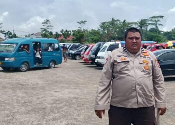 Anggota Polsek Rangkasbitung Polres Lebak Monitoring Parkiran Mobil