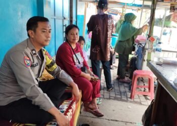 Bhabin Tamansari Polsek Pulomerak Polres Cilegon bina warga di warung binmas