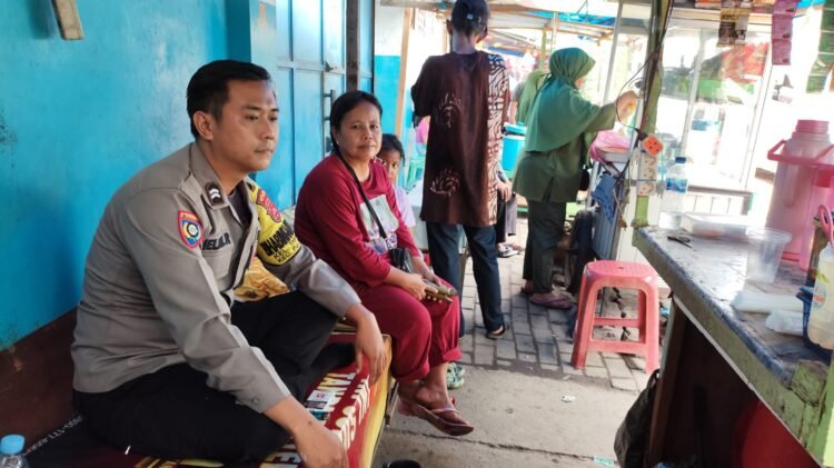 Bhabin Tamansari Polsek Pulomerak Polres Cilegon bina warga di warung binmas