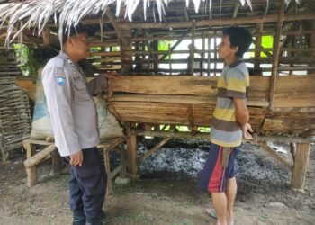 Bhabinkamtibmas Polsek Bojongmanik Polres Lebak Sambangi Warga Di Desa Binaan