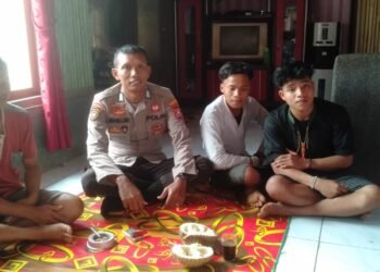 Bhabinkamtibmas Polsek Sobang Polres Lebak Sambangi Warga Masyarakat di Desa Binaan, Mengajak Agar Pro Aktif Jaga Kamtibmas Desa Sobang Kecamatan Sobang Kab.Lebak