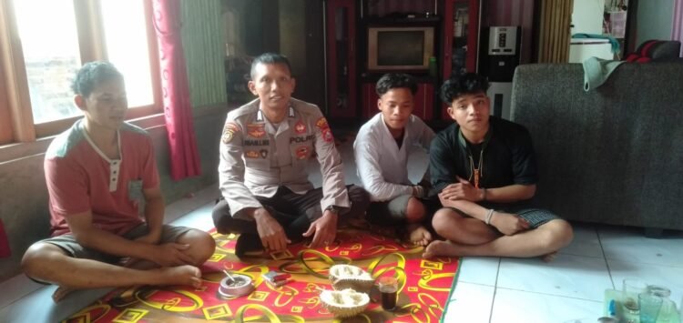 Bhabinkamtibmas Polsek Sobang Polres Lebak Sambangi Warga Masyarakat di Desa Binaan, Mengajak Agar Pro Aktif Jaga Kamtibmas Desa Sobang Kecamatan Sobang Kab.Lebak