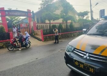 Cegah Lakalantas, Anggota Polsek Cileles Polres Lebak Laksanakan Pengaturan Lalu Lintas Pagi
