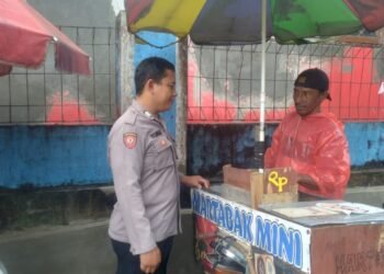 Kanit Samapta Polsek Gunungkencana Polres Lebak Sambang kepada pedagang