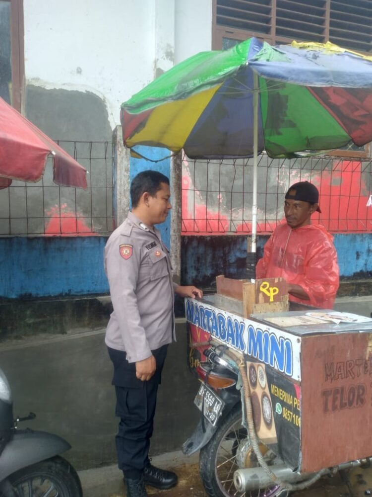 Kanit Samapta Polsek Gunungkencana Polres Lebak Sambang kepada pedagang
