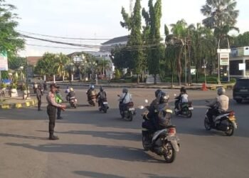 Pagi Personil Polsek Purwakarta Polres Cilegon Mengurai kemacetan dengan pengaturan