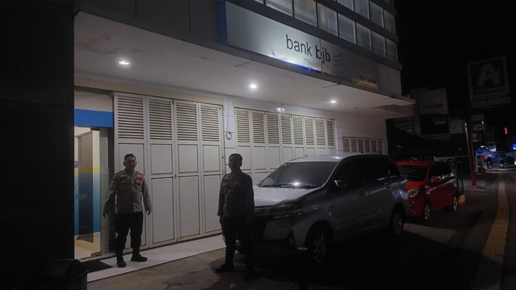 Personel Polsek Bayah Polres Lebak Patroli Dialogis Malam Sasar Obyek Vital Waralaba