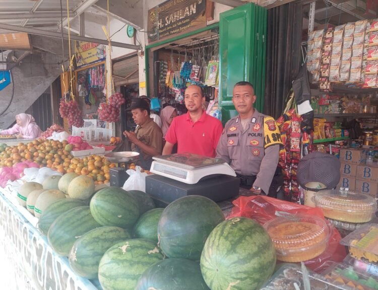 Polsek Cipanas Polres Lebak Sambangi Pedagang yang berada di Pasar Gajrug Ds.Bintangresmi Kec.Cipanas