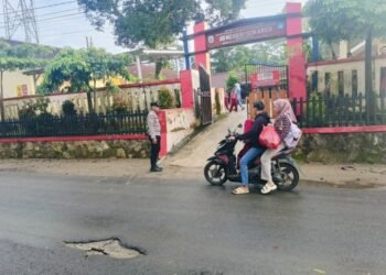 Protap pagi , Anggota Polsek Cileles Polres Lebak Laksanakan Pengaturan Lalu Lintas Pagi.