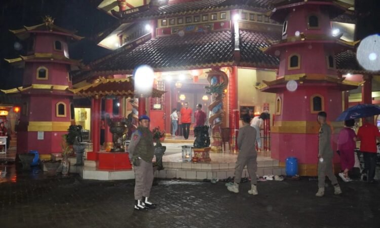 Satpol PP Kabupaten Tangerang Jaga Ketertiban Vihara Saat Imlek 2025