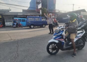 kanit Lalu Lintas Polsek Kramatwatu Polresta serkot melaksanakan pengaturan lalulintas di jalan