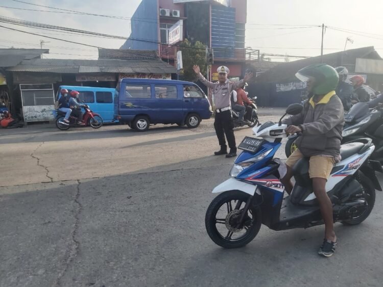 kanit Lalu Lintas Polsek Kramatwatu Polresta serkot melaksanakan pengaturan lalulintas di jalan