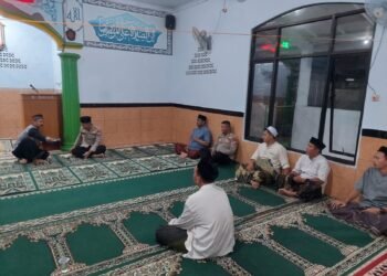 Kapolsek Cibadak Polres Lebak Laksanakan Giat Sholat Tarawih Keliling di Ds. Pasar keong.