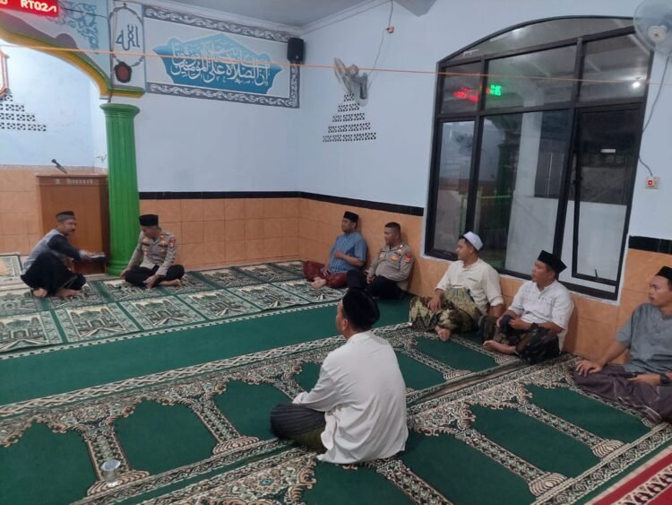 Kapolsek Cibadak Polres Lebak Laksanakan Giat Sholat Tarawih Keliling di Ds. Pasar keong.