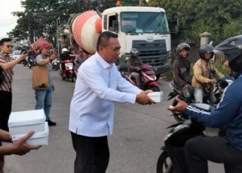 Ketua DPRD Kabupaten Tangerang Turun Langsung Bagikan Takjil Bersama Wartawan