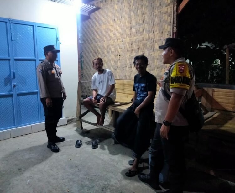 Antisipasi Gangguan Kamtibmas Anggota Polsek Maja Polres Lebak Laksanakan Patroli Dialogis Malam Hari Bersama Warga
