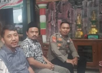 Bhabinkamtibmas Polsek Rangkasbitung Polres Lebak Giat Silaturahmi Ke Tokoh Masyarakat Sampaikan Pesan Kamtibmas*