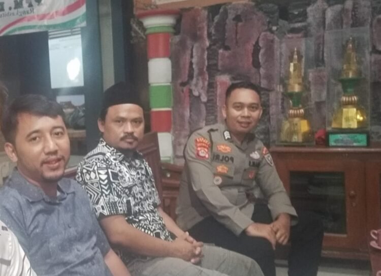 Bhabinkamtibmas Polsek Rangkasbitung Polres Lebak Giat Silaturahmi Ke Tokoh Masyarakat Sampaikan Pesan Kamtibmas*