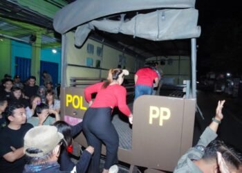Gelar Razia, Satpol PP Tangsel Amankan Belasan Pelaku Prostitusi dan Sita Ratusan Botol Miras