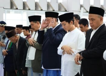 Salat Id di Masjid Al-Ithishom, Sekda Bambang Noertjahjo: Perkokoh  Ukhuwah Islamiah