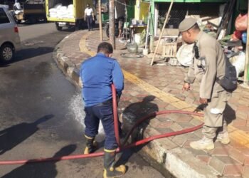 PKL Pasar Ciputat Ditertibkan, Damkar Tangsel Lakukan Penyiraman Area