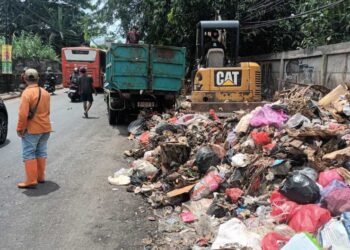 Gelar Operasi Bersih, DLH Tangsel Angkut Sampah yang Menumpuk di Pasar Cimanggis Ciputat