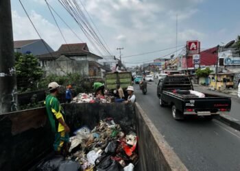 DLH Bersama Damkar Tangsel Lakukan Operasi Bersih Sampah di Niagara Ciputat