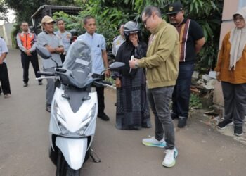 Pilar Saga Ichsan Ganti Motor Petugas Kebersihan DLH Tangsel yang Dicuri Saat Bertugas