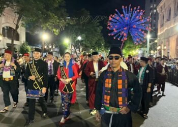 Pemkot Tangsel Tampilkan Ikon Khas Anggrek, Busana Daur Ulang dan Baju Betawi di Karnaval Budaya APEKSI VII Surabaya