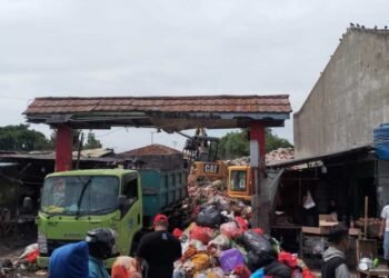 DLH Tangsel Kembali Gelar Operasi Bersih di Pasar Cantik Ciputat