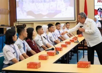 Benyamin Davnie Lepas 10 Pelajar Terbaik Perwakilan Tangsel untuk Mengikuti Seleksi Paskibraka Provinsi dan Nasional