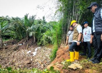 Terjun Langsung, Pilar Saga Ichsan Pastikan Tumpukan Sampah di Kali Angke Serpong Dibersihkan