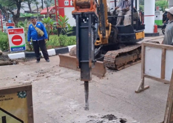 Dinas SDABMBK Tangsel Tuntaskan Normalisasi Drainase di Jalan Ciater Raya, Aliran Air Kini Lancar